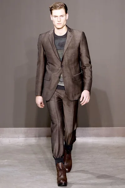 Look 32